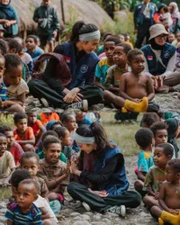 8 Potret Azizah Salsha Main Bareng Anak-Anak di Wamena Papua Pegunungan, Ceritakan Pengalaman Berharga