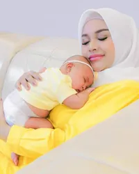 8 Potret Azura Anak Aurel Hermansyah dan Atta Halilintar Sakit Pasca Vaksin, si Kecil yang Biasanya Ceria Jadi Rewel Seharian