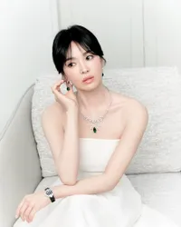 8 Potret B-Cut Song Hye Kyo Bareng Chaumet, Auranya Mahal - Mewah dan Elegan Bak Putri Kerajaan