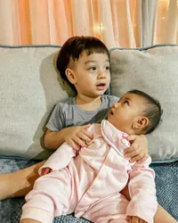 8 Potret Baby Amala Anak Kedua Irish Bella dan Ammar Zoni yang Kini Sudah Berusia 5 Bulan, Lucu dan Gemesin Banget Saat Pakai Hijab