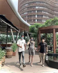 8 Potret Baby Bump Nadine Chandrawinata yang Disebut Makin Gemas dan Lucu, Momen Saat Berenang Jadi Sorotan 