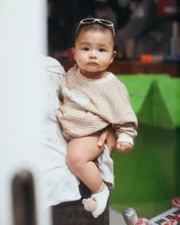 8 Potret Baby Dante Putra Bungsu Chelsea Olivia dan Glenn Alinskie, Wajah Bulat yang Lucu dan Menggemaskan - Rambut Jabrik Tipis Jadi Sorotan