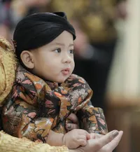 8 Potret Baby Erlangga Anak Tata Janeeta yang Makin Tampan, Pakai Baju Adat Jawa dan Blangkon Mirip Ayahnya Ganteng Banget