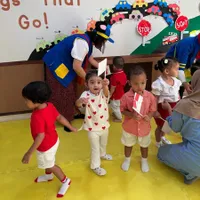 8 Potret Baby Guzel Anak Ali Syakieb dan Margin Rayakan Kemerdekaan di Sekolah, Nggak Bisa Berhenti Joged