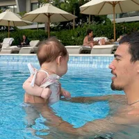8 Potret Baby Kamari Anak Jennifer Coppen Diajak Renang di Kolam, Pipi Gembulnya Bikin Salfok Pengen Cubit Gemas!