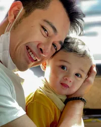 8 Potret Baby Khan Anak Eza Gionino yang Makin Ganteng Menggemaskan, Wajahnya Mirip Sang Mama