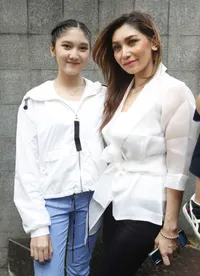 8 Potret Baby Margaretha dan Putri Sulungnya yang Beranjak Remaja, Seperti Kakak Beradik!