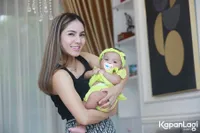 8 Potret Baby Niken Momong Bayi Mungilnya yang Cantik, Akui Kini Hidup Jadi Lebih Berwarna - Sempat Urus si Kecil Berdua dengan Suami Tanpa Babysitter