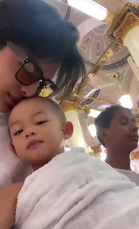 8 Potret Baby Shaka Anak Dinda Hauw dan Rey Pakai Baju Ihram, Anteng - Tersenyum Cium Ka'bah