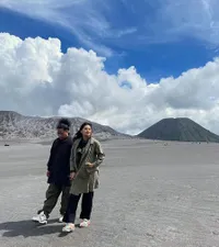 8 Potret Babymoon Indah Permatasari dan Arie Kriting ke Bromo, Bumil Makin Cantik!
