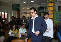8 Potret Baim Wong Didatangi Bu Nining di Pengadilan Agama Jakarta Selatan Sambil Bawakan Sayur Asem, Ada juga Pak Bokir yang Doakan Rujuk 
