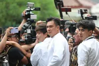 8 potret Baim Wong Jadi Imam Sebelum Jalani Sidang Mediasi dengan Paula Verhoeven, Kantongi Bukti Dugaan Perselingkuhan