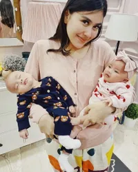 8 Potret Bayi Kembar Syahnaz Sadiqah dan Jeje Govinda: Selalu Kembaran Baju - Kini Berusia 4 Bulan