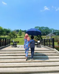 8 Potret BCL Ziarah ke Makam Ashraf Sinclair di Hari Ulang Tahun Sang Suami, Penampilan Cantik Berhijab Banjir Pujian