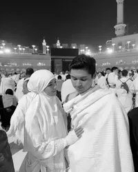 8 Potret Beby Tsabina dan Suami Umrah, Penampilannya dengan Hijab Bikin Adem