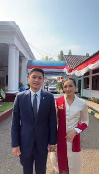 8 Potret Beby Tsabina Tampil Anggun Bak Ibu Pejabat Hadiri Upacara HUT RI ke-79 Dampingi Suami
