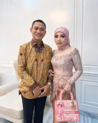 8 Potret Bella Sophie Temani dang Suami Kondangan, Gaya dan Penampilannya Disorot
