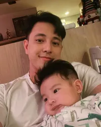 8 Potret Billy Davidson Momong Baby Pierce, Visual Tampan Bapak dan Anak Tak Tertandingi - Sama-sama Bikin Netizen Gemas