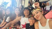 8 Potret Bimbim Slank Rayakan Ulang Tahun ke-58 Bersama Keluarga, Sebut Semangatnya Masih Remaja 17-An
