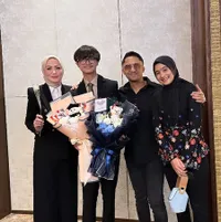 8 Potret Bintang Anak Hengky Kurniawan Wisuda SMP, Dihadiri Christy Jusung - Beri Kejutan Orangtuanya 