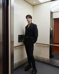8 Potret Bintang Korea Hadiri Show Prada di Milan Fashion Week, ENHYPEN Bak Vampir - Sana TWICE Pancarkan Pesona Bangsawan