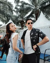 8 Potret Bintang Sinetron 'DI ANTARA DUA CINTA' Saat Meriahkan Karnaval SCTV di Madiun - Jawa Timur, Asyik Main Game Bareng Penonton 