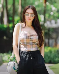 8 Potret Body Goals Angel Karamoy yang Bikin Gagal Fokus, Hot Mom Makin Singset Padahal Anak Sudah Remaja