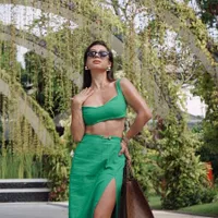 8 Potret Body Goals Hot Mama Jennifer Bachdim Pakai Crop Top Hingga Swimwear, Jadi Sorotan Netizen