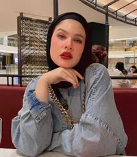 8 Potret Brina Istri Komo Ricky, Paras Bule Cantik Berdarah Belanda - Makin Keibuan Momong Buah Hati