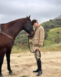 8 Potret BTS Pemotretan Cha Eun Woo untuk LA Photo Book 2023, Pancarkan Aura Pangeran