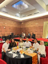 8 Potret Bucin Happy Asmara & Gilga Sahid, Pamer Momen Mesra Saat Makan Malam