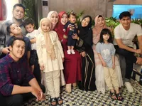 8 Potret Buka Bersama Keluarga Besar Ria Ricis, Dihadiri Teuku Ryan - Tepis Isu Keretakan Rumah Tangga?