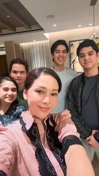 8 Potret Buka Bersama Keluarga Maia Estianty, Potluck - Anak-anak Bawa Berbagai Makanan