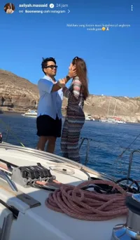 8 Potret Bulan Madu Aaliyah Massaid dan Thoriq Halilintar ke Santorini, Mesra di Atas Kapal Sampai Berenang Bareng - Asyik Nikmati Berbagai Sajian Lezat