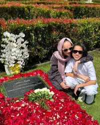 8 Potret Bunga Citra Lestari Ziarah ke Makam Ashraf Sinclair Tepat 4 Tahun Kepergiannya, Ditemani Tiko Aryawardhana - Bawakan Mawar Merah-Putih