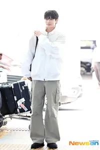 8 Potret Byeon Woo Seok di Bandara Menuju Indonesia, Tampil Casual Tetap Wajahnya Rupawan