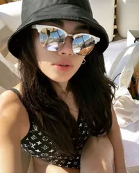 8 Potret Cantik Adinda Bakrie Saat Liburan di Turki, Pose Pakai Swimsuit  Pamer Perut Rata dan Body Goals - Cium Mesra Suami