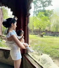 8 Potret Cantik Bella Bonita Momong Anak, Cunda Disebut Jadi Versi Mini Dari Ibunya