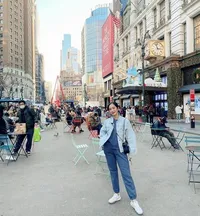 8 Potret Cantik Bunga Zainal Liburan ke New York, Bergaya ABG - Mesra Bak Pacaran dengan Sukhdev Singh