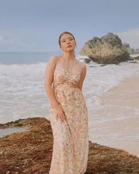 8 Potret Cantik Cassandra Lee yang Bikin Takjub Saat Main di Pantai, Tampil Flawless dan Pamer Tato di Punggung Mulusnya