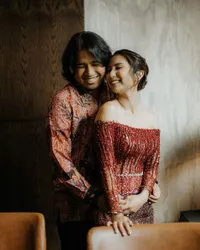 8 Potret Cantik Clairine Clay di Momen Lamaran, Anggun Kenakan Kebaya Merah - Serasi dengan Joshua Suherman
