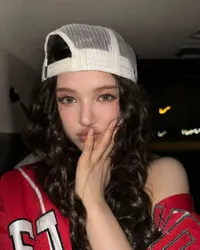 8 Potret Cantik Danielle NewJeans Dengan Curly Hair-nya, Disebut Mirip Ayako 'SLAM DUNK' Versi Nyata!