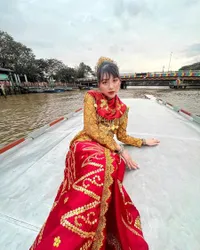 8 Potret Cantik Ghea Indrawari Pakai Kostum Adat Dayak dan Tato Palsu di Pasar Terapung Banjarmasin, Banjir Pujian dari Netizen