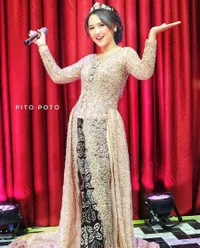 8 Potret Cantik Happy Asmara Saat Pakai Kebaya, Dipuji Netizen Makin Anggun dan Menawan