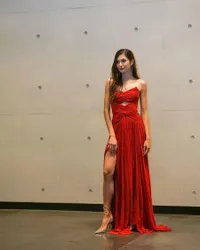 8 Potret Cantik Mikha Tambayong di Red Carpet Busan International Film Festival 2022, Gandeng Mesra Deva Mahenra
