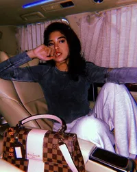 8 Potret Cantik Ochi Rosdiana 'BUKU HARIAN SEORANG ISTRI' Tenteng Tas-Tas Branded, Balenciaga Sampai Louis Vuitton