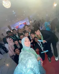 8 Potret Cantik Putri DA di Momen Wisuda SMA, Asyik Dangdutan Bareng Para Wisudawan