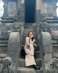8 Potret Cantik Putri Isnari Saat di Candi Prambanan - Pesonanya Kian Terpancar Setelah Menikah