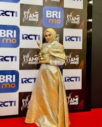 8 Potret Cantik Selfi LIDA di AMI Award, Bahagia Bawa Pulang Penghargaan - Persembahkan Piala Untuk Mendiang Ayah 