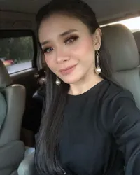 8 Potret Cantik Shiha Zikir, Penyanyi Malaysia yang Disebut Mirip Sama Rossa